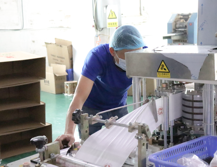 화장지 생산 공정을 검사하는 품질 관리 작업자